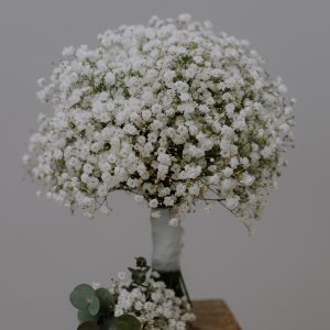 Buchet compact cu gypsophila
