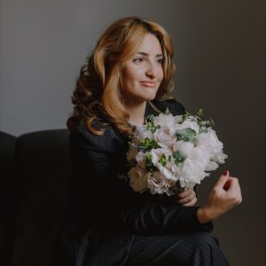 Buchet de mireasă, cu bujori și eucalipt