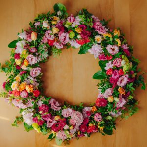 Decor floral pentru cristelniță, în nuanțe de verde și fucsia