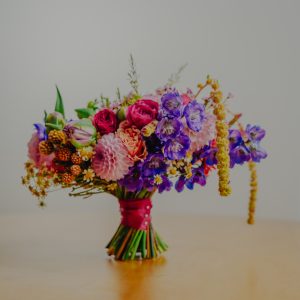Buchet de mireasă multicolor, cu zmeură decorativă