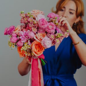 Buchet floral în nuanțe roz-peach